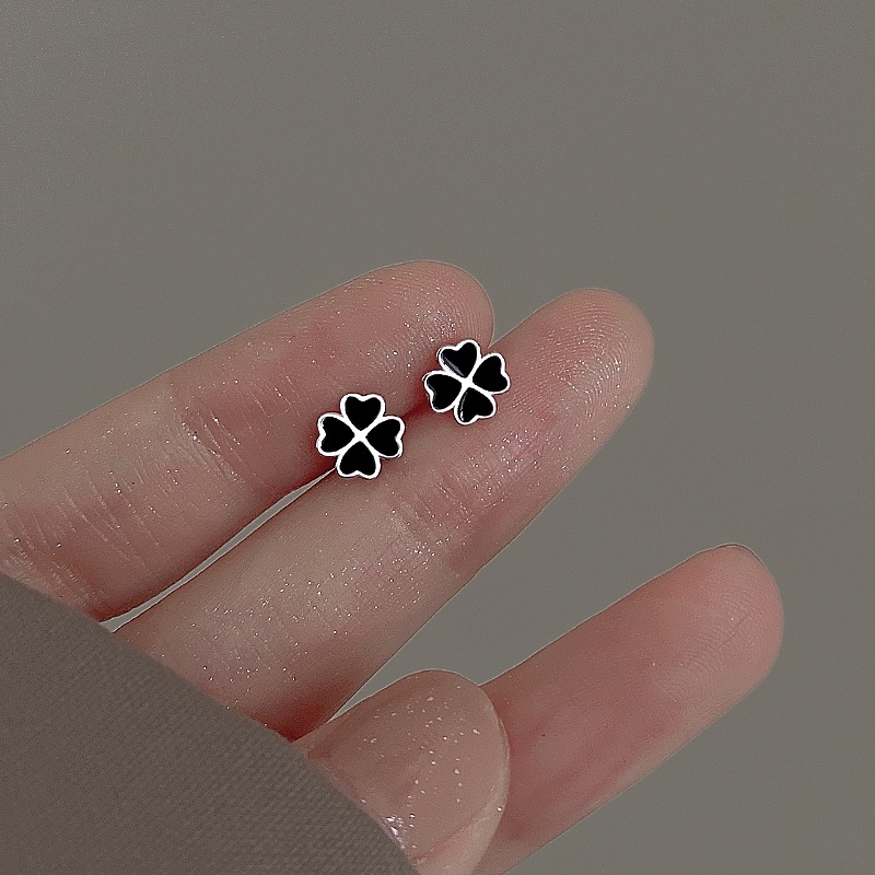 Anting Stud Mini Bentuk Hati Bunga Empat Daun Warna Hitam Gaya Korea Untuk Wanita