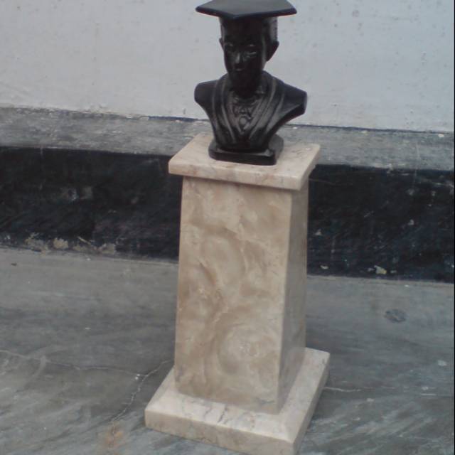 

Patung wisuda bahan marmer Tulungagung