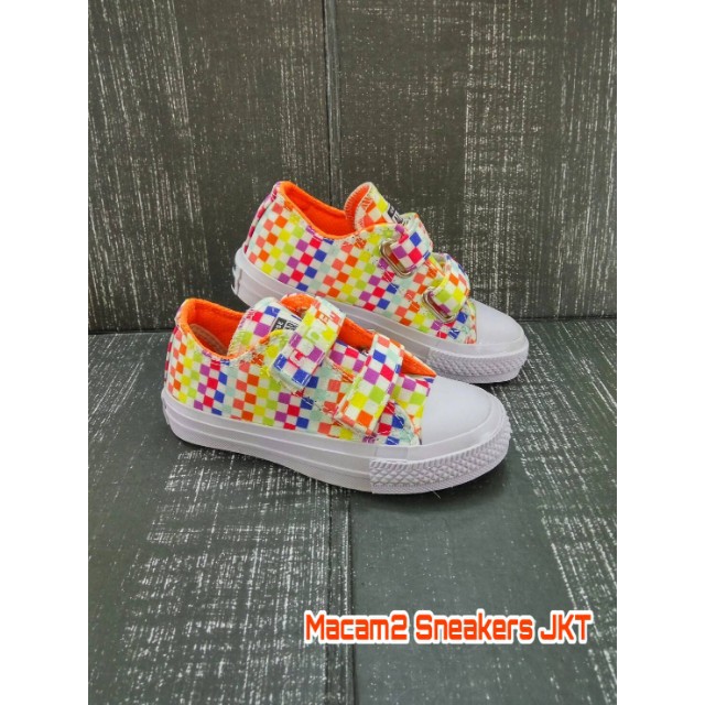 Sepatu Converse Anak Motif Gambar Checkerboard / Kotak-kotak pendek perekat