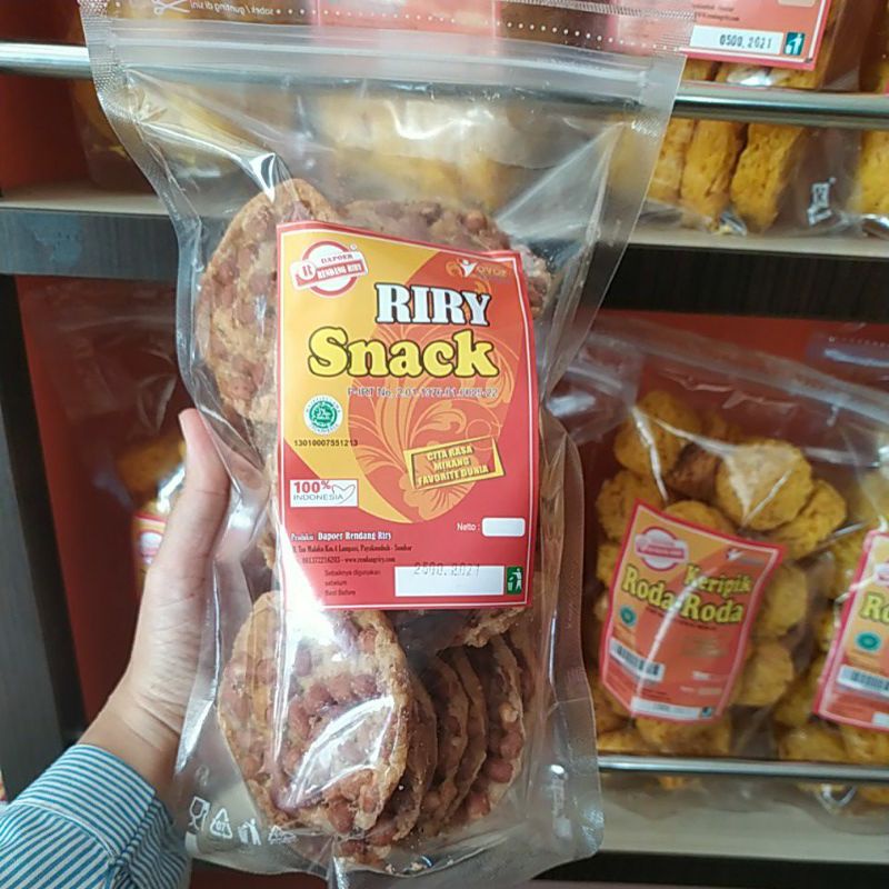 

Peyek Kacang isi 18 Buah Rendang Riry