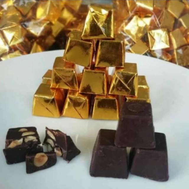 

MURAH !COKELAT PIRAMIDE KEMASAN 500GRAM( -+70BUTIR)