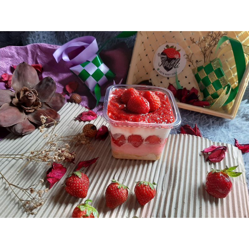 

puding strawberry smoties and cookies