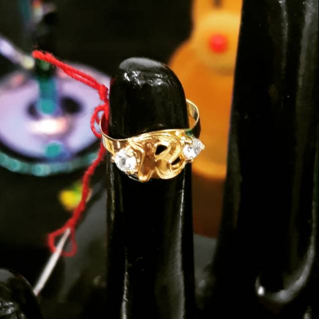 Ca126G103G cincin anak model huruf "R" mata diamond putih berat 0.750 kadar 70%