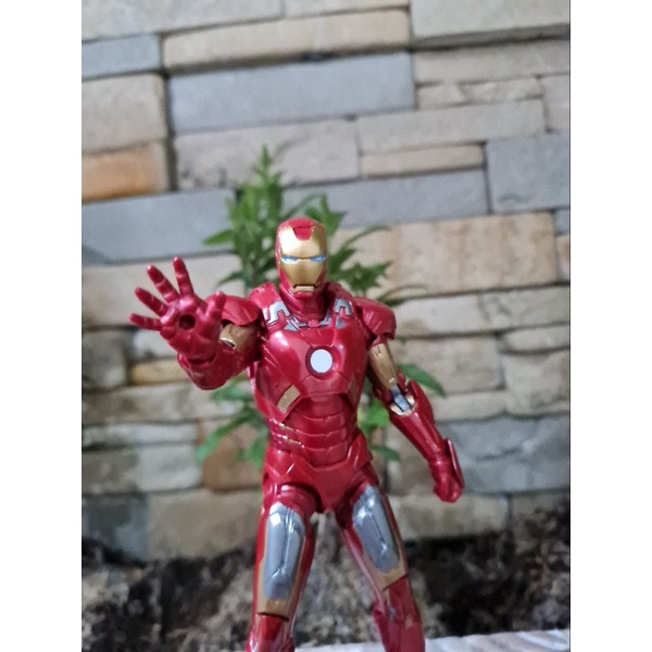 action figure iron man marvel legends