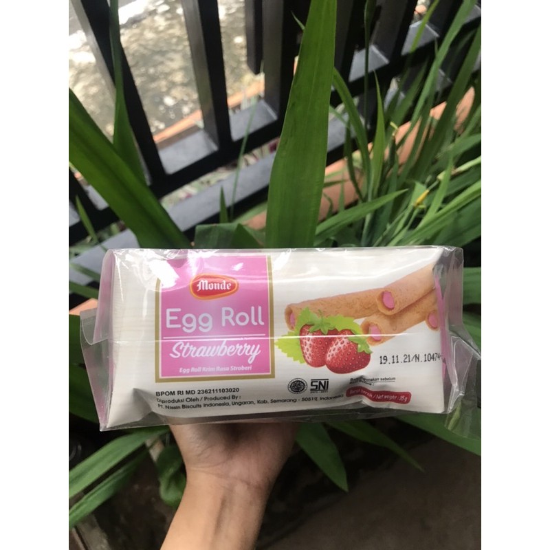 Monde egg roll chocholate strawberry / egg roll strawberry nissin 35gr