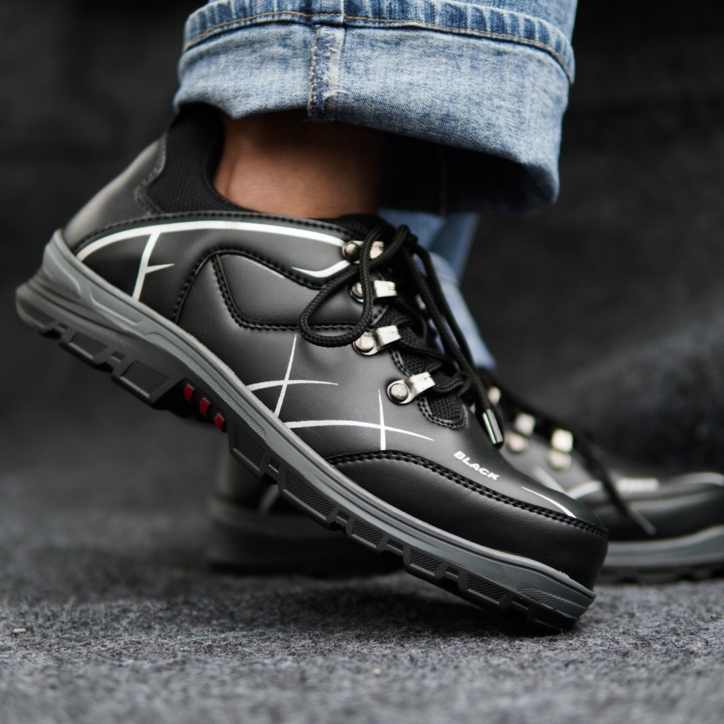 Black Force Titan Hitam Sepatu Hiking Anti Selip Sepatu Gunung Adventure Touring Outdoor Shoes Pria