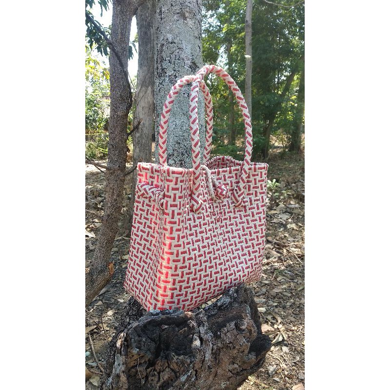 

Tas anyam plastik jali jali merah putih