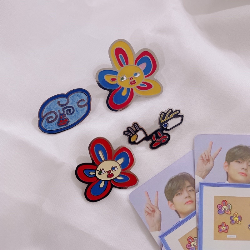 BROOCH SET by V