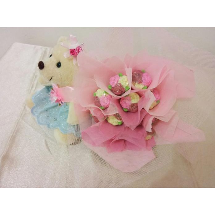 BONEKA TEDDY BEAR CEWE 15 CM DENGAN BUKET BUNGA DARI COKLAT 3D BM2090 GT45