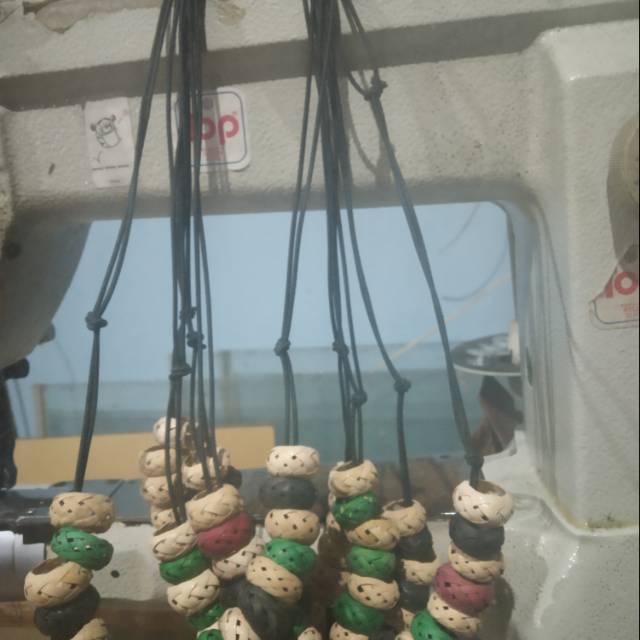 kalung anyaman rotan