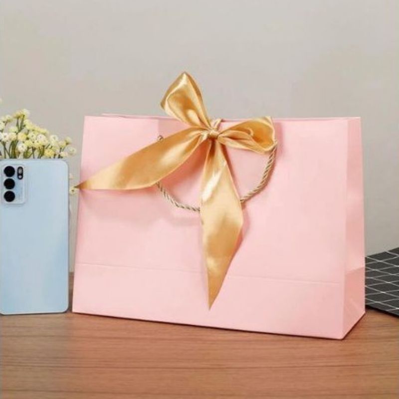

PREMIUM PAPERBAG SOFT PINKY " SWEETY " GOLD RIBBON.22x10x22 cm.