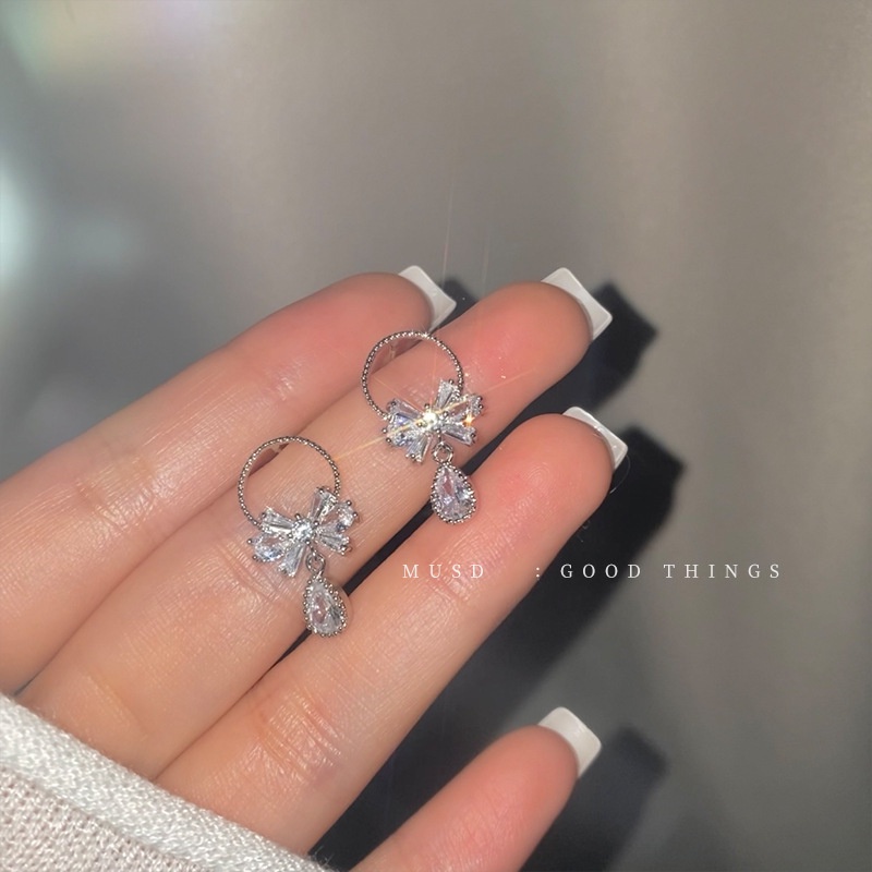 Anting Tusuk Bentuk Pita Bahan Alloy Lapis Silver Hias Berlian Imitasi Untuk Wanita