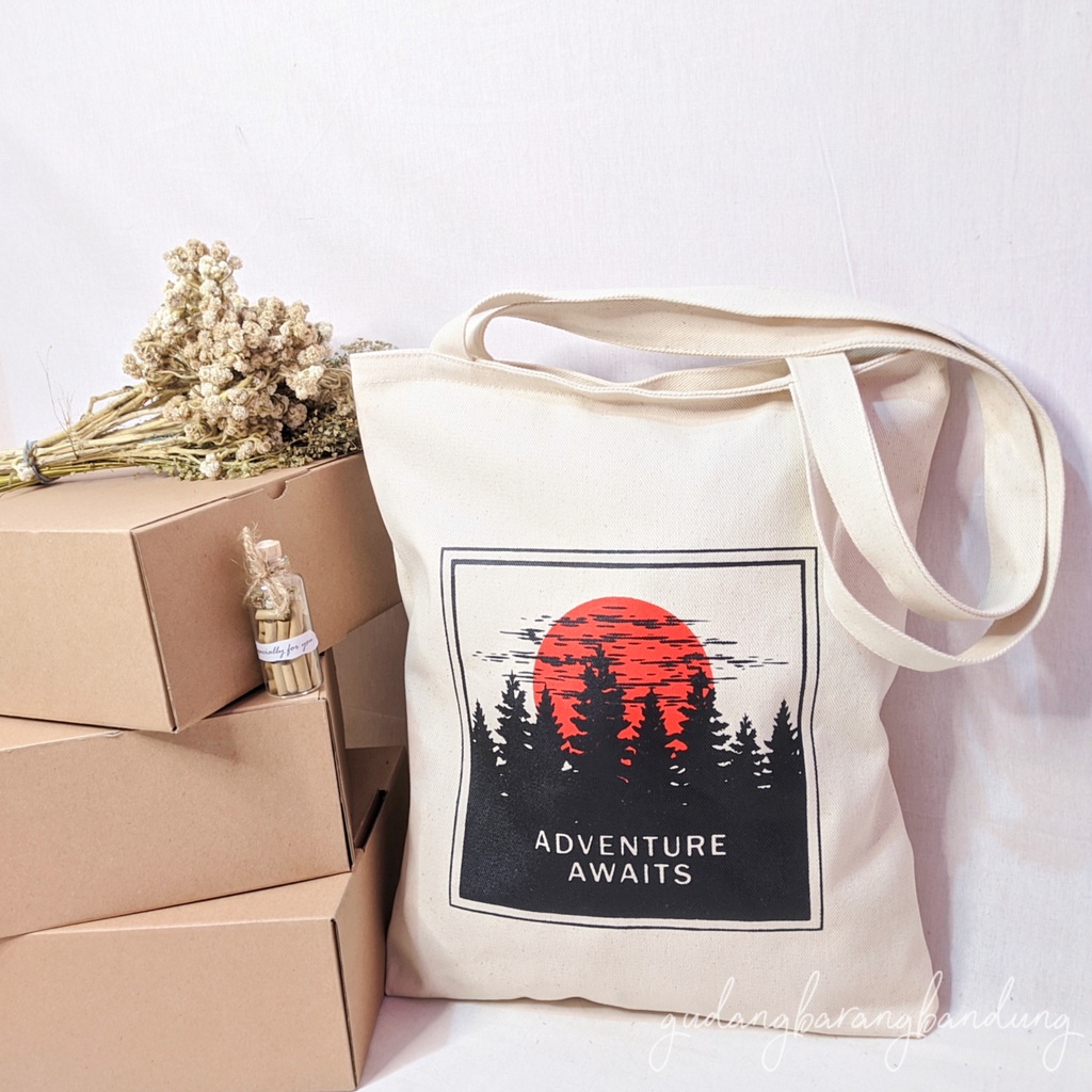 Tote Bag Kanvas Wanita Resleting Adventure Awaits dengan Desain Aesthetic yang Penuh Petualangan