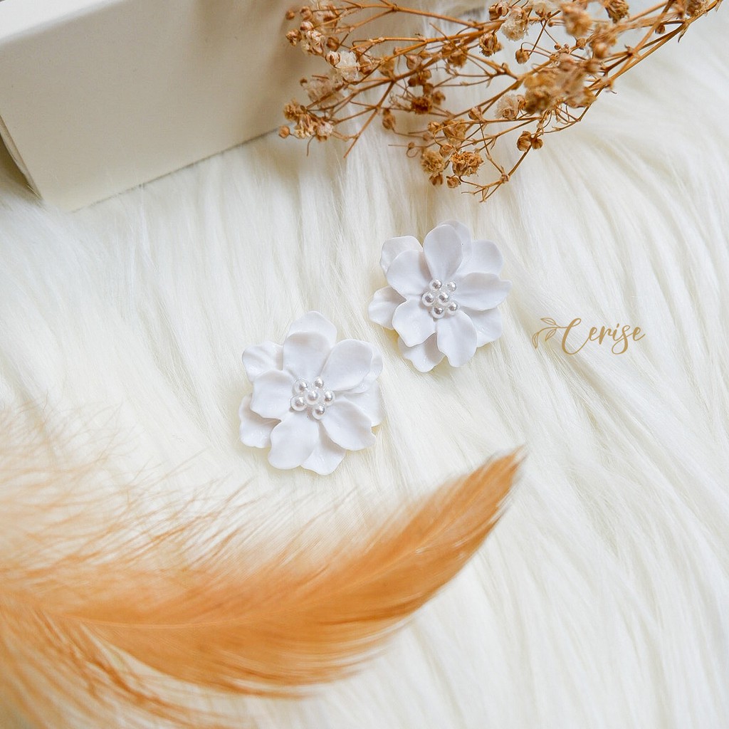 Joy Earrings | Anting tusuk bunga korea putih cantik aksesoris wanita trendy stylish