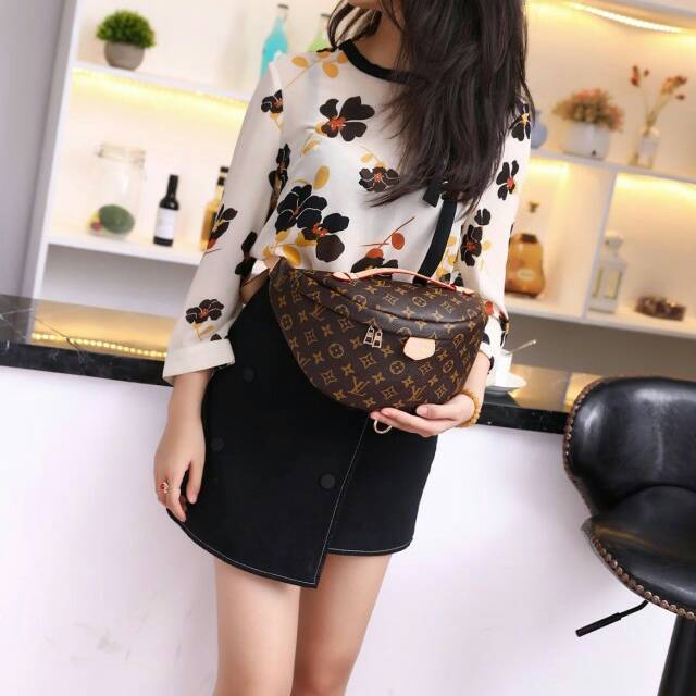Lv Louis Vuitton Bumbag
Kode f2322#