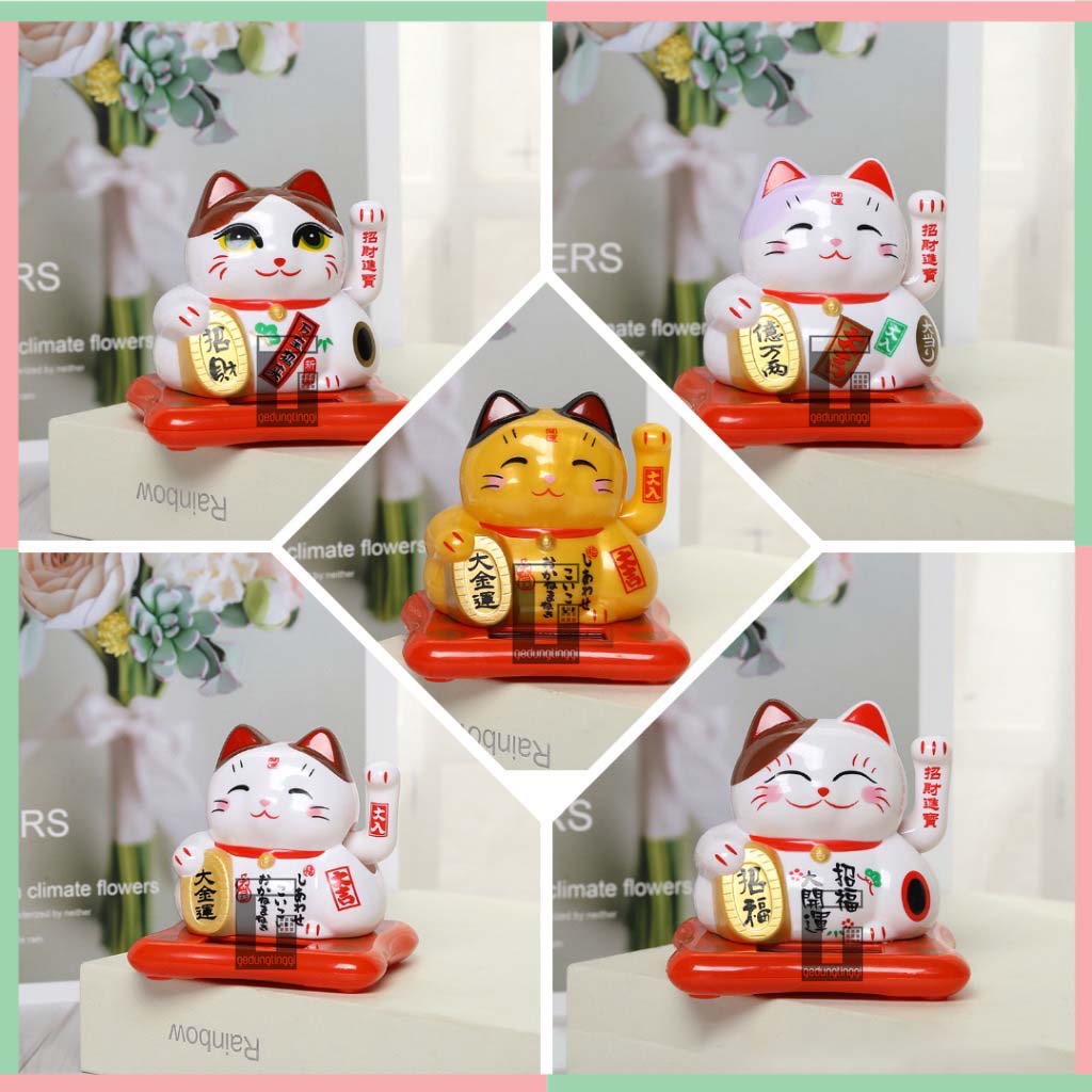 Patung Hiasan Pajangan Kucing Hoki Rejeki Maneki Neko Maneko Neki Keberuntungan China Cina Jepang Lucky Cat Dua Tangan Goyang Gerak Bergerak Solar Cell Cahaya Sinar Non Baterai Batrai Batrei Ukuran Kecil Small Medium Sedang Dashboard Mobil Meja Kasir Toko