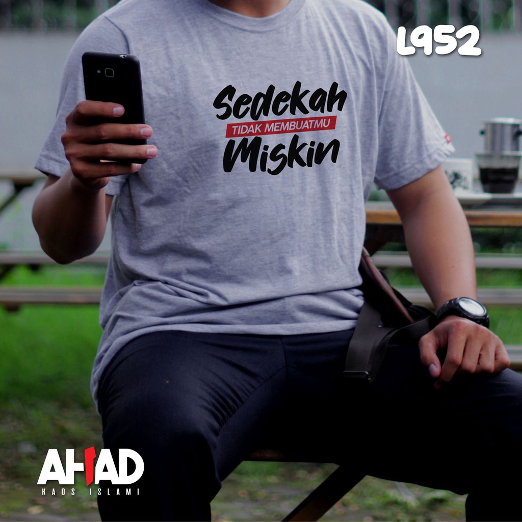 Kaos Islami Ahad - Sedekah Tidak Membuatmu Miskin - L949