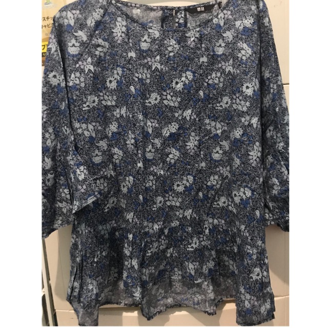 Preloved uniqlo batik biru xl