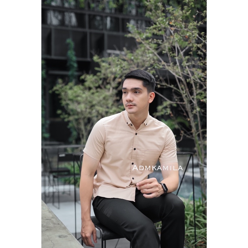 Kemeja pria polos slimfit kasual basic HeM lengan pendek krem