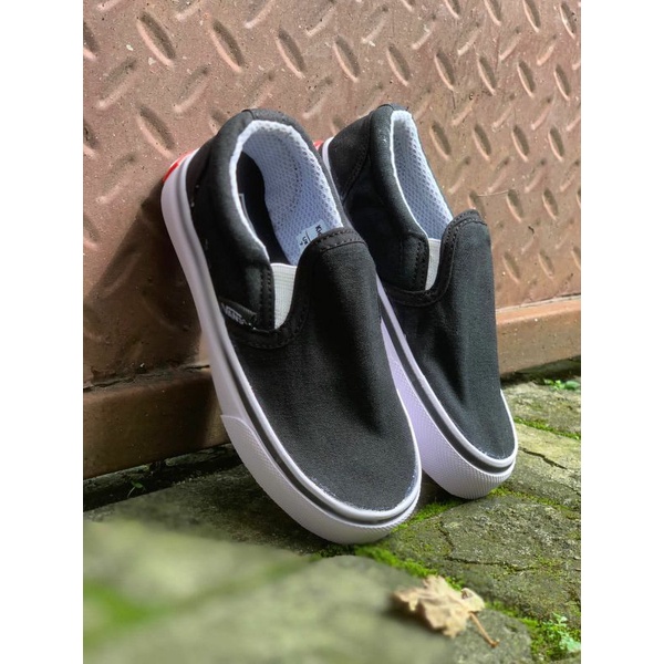 SEPATU ANAK VANS SLIP ON BLACK KIDS