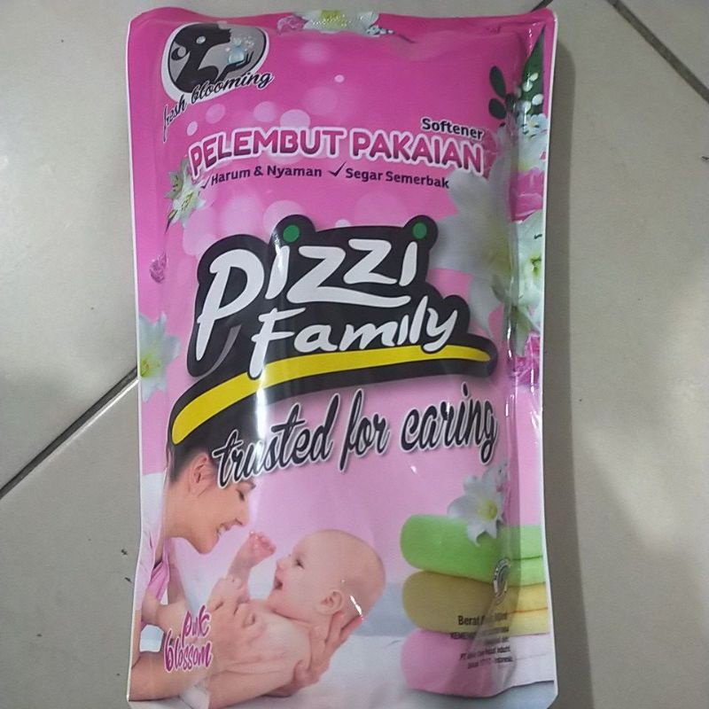 Pelembut Pakaian Softener Pizzi Family 900 ml