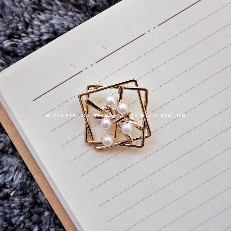 Brooch / bros cantik / bros jilbab / bros murah / bros murmer / bros love / bros geometri / Bros Mewah Bros Elegan Bros Hijab Bros Kebaya Bros Dada bros Tuspin Bros Pin Btrooch Korean Style Brooch AKsesories Jilbab Accessories BRS-B02 Bros Daily BZO-GOLD-DBKOTAK
