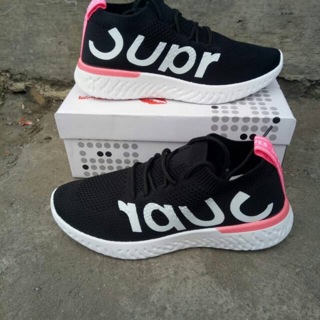 SUPREME SEPATU WANITA