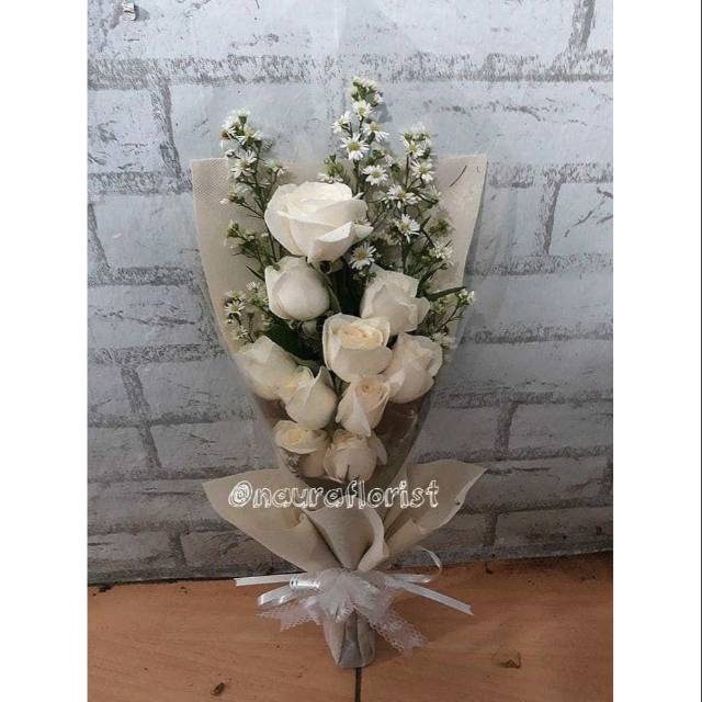 

buket mawar putih/buket wisuda/kado bunga/kado hari ibu/kado valentine