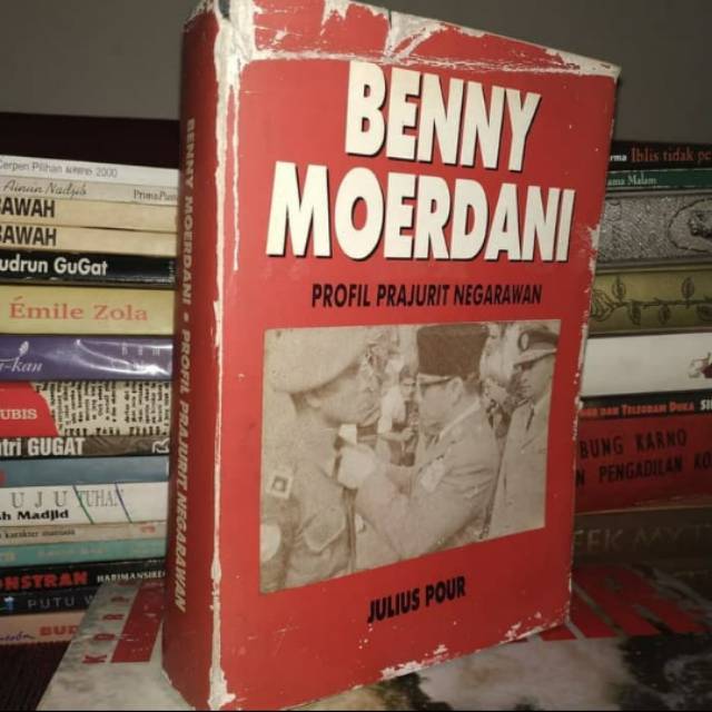 Benny Moerdani Profil Prajurit Negarawan -
Julius Pour