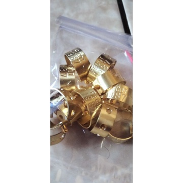 gelang kaki ayam ukuran diameter 2,5cm x lebar 1cm. harga perl 1 biji.