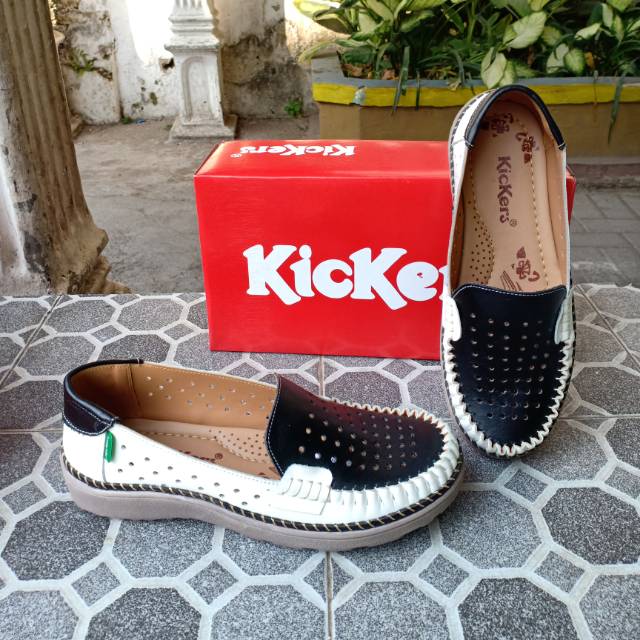 Sepatu slop kulit wanita kombinasi hitam putih