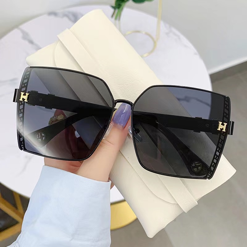 Sunglass Kacamata Hitam Antisinar UV Pantai Travel Bingkai Persegi Untuk Wanita Pria Anti UV Proteksi Sinar Matahari Langsung ke Mata / Kacamata Anti Sinar UV Pelindung Mata Pria Wanita / Kacamata Fashion Travel Wanita Pria