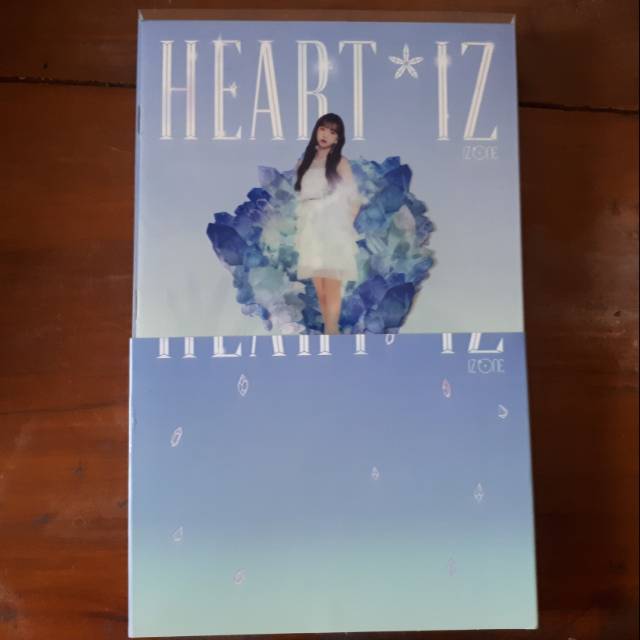 (ALBUM ONLY) IZ*ONE 2ND MINI ALBUM HEART*IZ SAPPHIRE VER. YURI SLEEVE