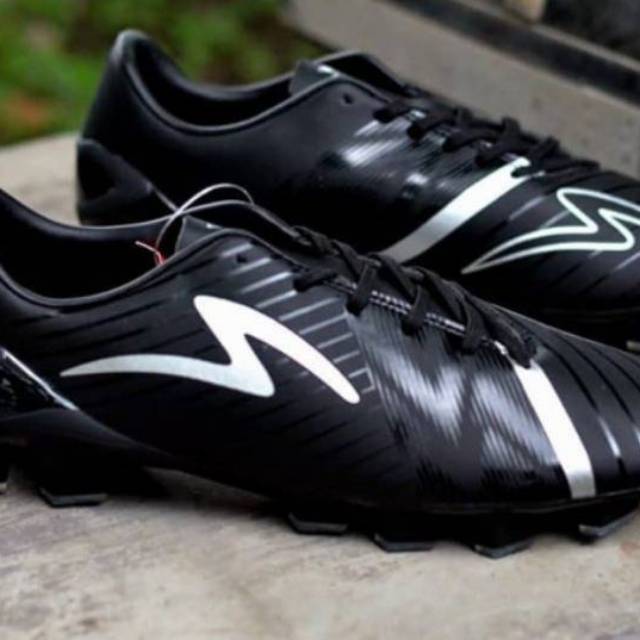 sepatu bola SPECS ACC SLAZ PRO FG blackirredencent white