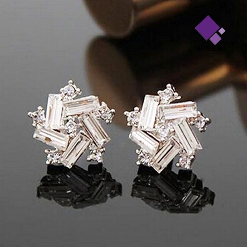 Anting Stud Desain Kincir Angin Keberuntungan Aksen Berlian Imitasi Warna Silver Untuk Wanita