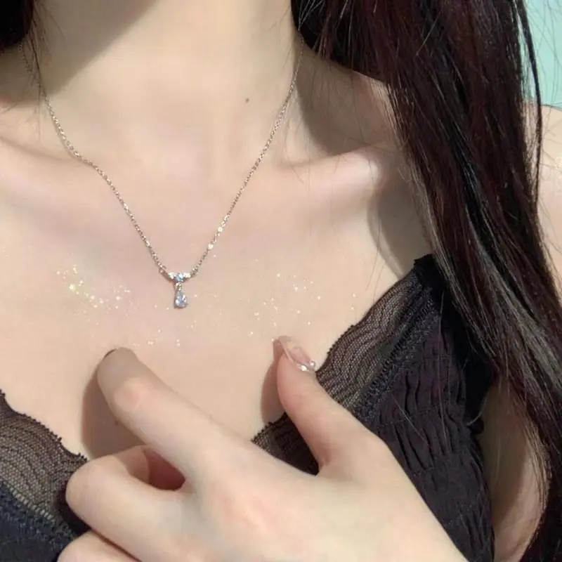 Kalung Rantai Klavikula Desain Water Drop Aksen Berlian Imitasi Untuk Wanita