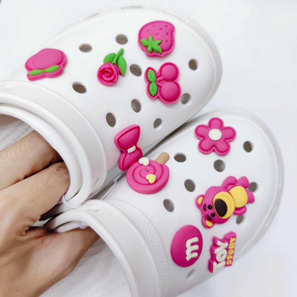 Charms Charms Charms Bentuk Strawberry Bear 2.0 Croc Jibitz Pins Untuk Aksesoris Dekorasi Sepatu