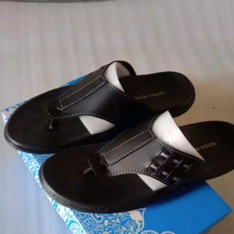 Sandal cowok yongki komaladi