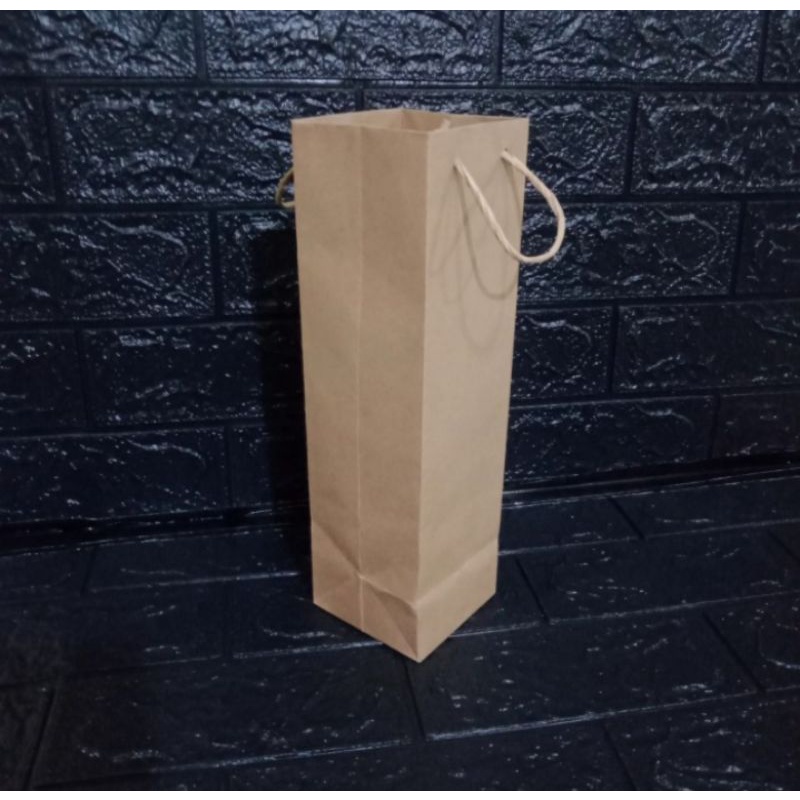 

paper bag isi 1 botol 1600 ML 8,5 x 8, 5 x 27 cm jual per 12pcs