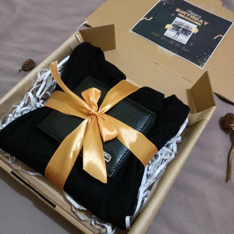 Hampers Cowok Kado Gift Box Ulang Tahun Wisuda Birthday Anniversary Free Kartu Ucapan Dan Kardus anti penyok Bisa Pakai Foto Isi Baju Kaos Dompet Parfum Serba Hitam