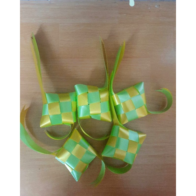 

Aksesoris pita ketupat parcel parsel