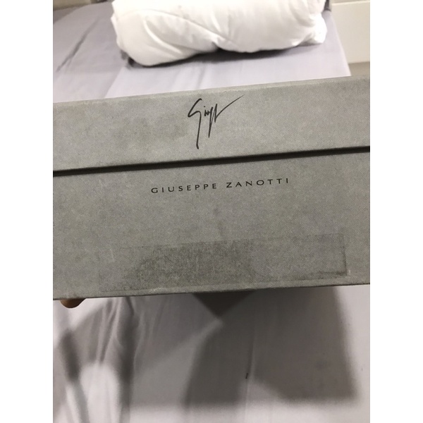 box kotak sepatu giuseppe zanotti