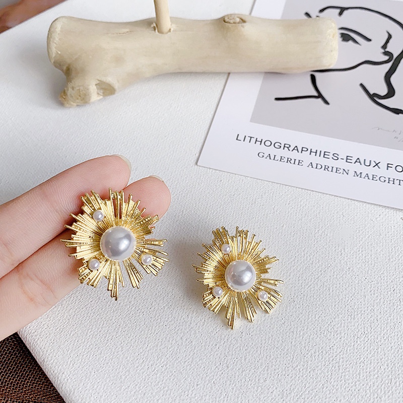 Anting Tusuk Model Bahan Logam Mutiara, Warna Emas untuk Wanita (Takota 024)