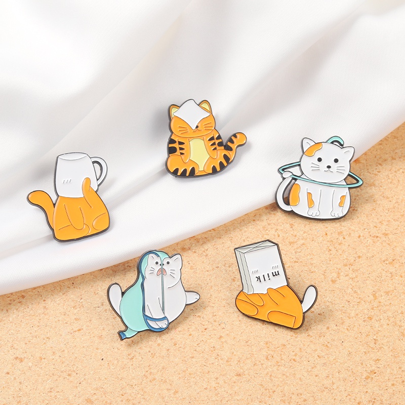 4-5pcs / Set Pin Enamel Bentuk Kucing Lucu Untuk Aksesoris Topi / Tas Ransel / Skateboard