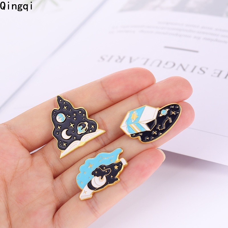 Bros Pin Enamel Desain Galaxy Luar Angkasa Bulan Bintang Planet Bahan Metal Untuk Aksesoris Topi Ransel