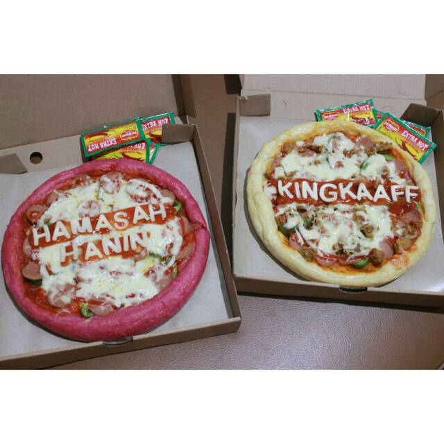 

Pizza Original, Pizza Roti Hijau (Sayur), Pizza Ungu (Ubi Ungu), Pizza Merah (Buah Naga)
