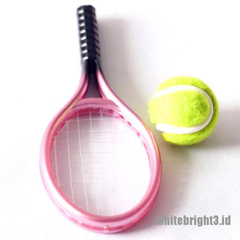 (white3) 2pcs Miniatur Raket Tenis + Bola Untuk Aksesoris Rumah Boneka 1: 6 1: 12