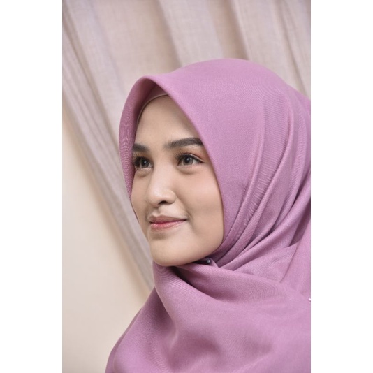 HIJAB SEGIEMPAT VOAL SUPERFINE 110X110 CM JAHIT TEPI