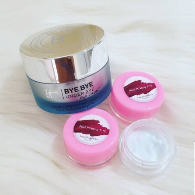 It Cosmetics Bye Bye Under Eye Cream share in jar