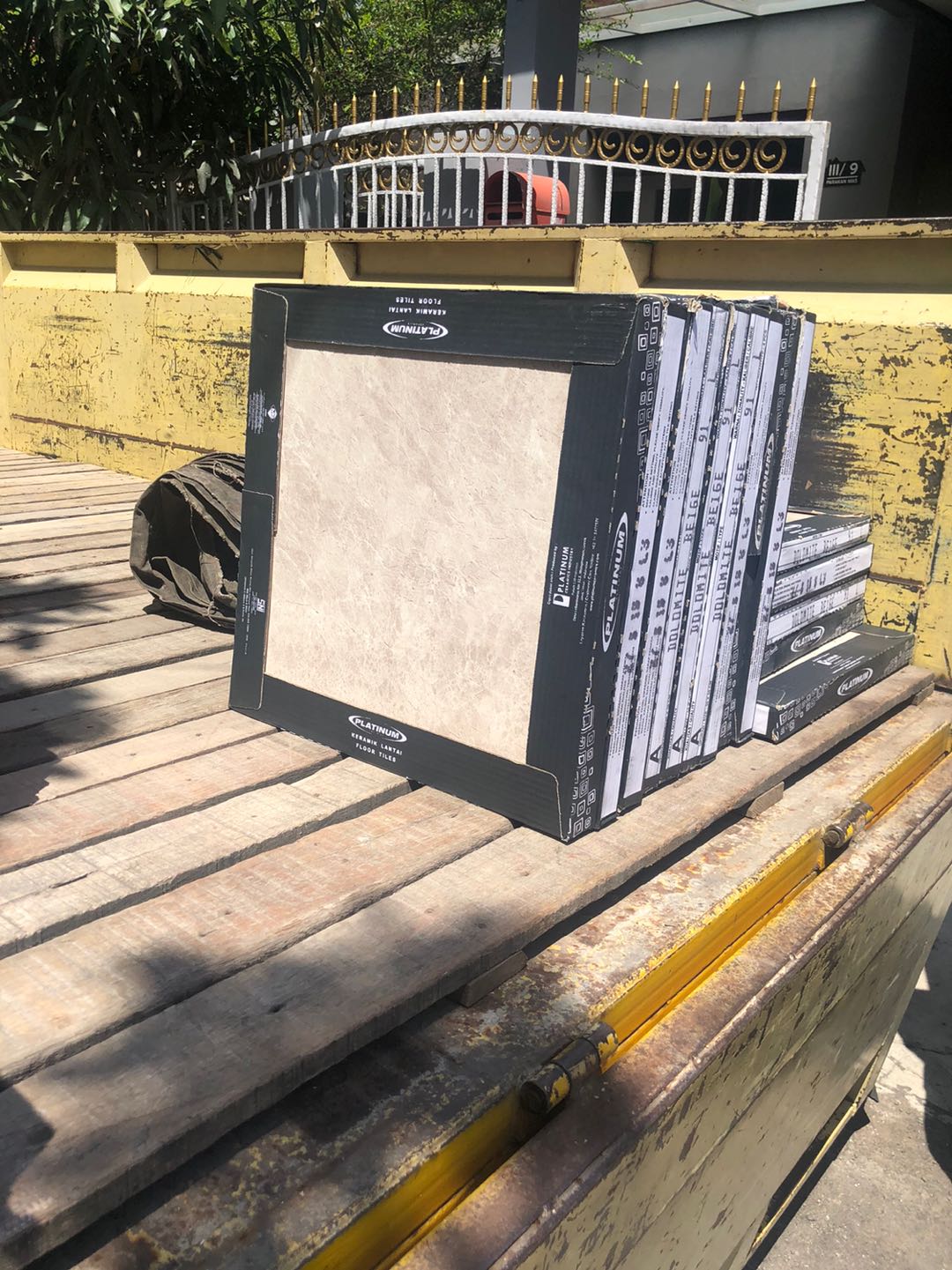 Keramik Lantai Platinum 50x50 Dolomite Series / Keramik Lantai Glossy